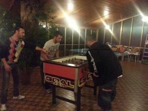 圣焦万尼卢帕托托索莱披萨店酒店的一群人围着桌子围着一局游戏