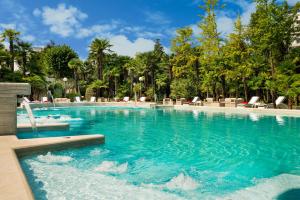 阿巴诺泰尔梅阿巴诺大酒店的度假村内的一个蓝色海水游泳池