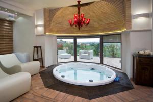 蒙蒂菲阿斯科尼AgriResort Spa Glamping Poggio Di Montedoro的一间大浴室,内设一个大浴缸