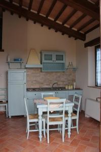 AgriResort Spa Glamping Poggio Di Montedoro的厨房或小厨房