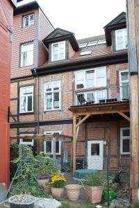 什未林Schwerin City Apartment的带阳台的砖砌建筑和花园