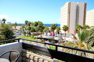 Modern sea view apartment near Playa Las Américas beach的阳台或露台