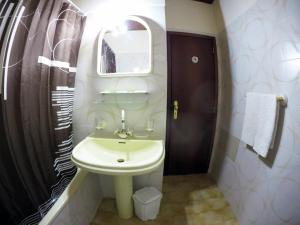 丰沙尔Hotel GORDON的浴室设有白色水槽和镜子