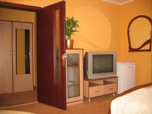 切尔诺夫策尊贵俱乐部酒店的带电视的客厅和卧室。