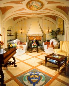 奥尔塔圣朱利奥康特拉达德蒙蒂酒店的一个带壁炉和钢琴的大客厅