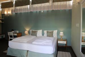 斯瓦科普蒙德纳米布宾馆 的卧室配有白色床和蓝色墙壁
