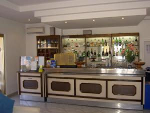 帕埃斯图姆拜亚德尔索尔酒店的酒吧配有带酒瓶的吧台