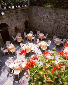 奥尔塔圣朱利奥康特拉达德蒙蒂酒店的户外庭院设有桌椅和鲜花