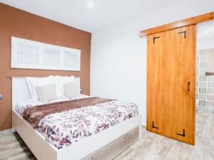 伊科德洛斯维诺斯Casa Rural Quinta Sevi的一间卧室配有一张床和一扇木门