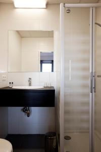 安特卫普安特卫普豪畔酒店的一间带水槽、卫生间和镜子的浴室