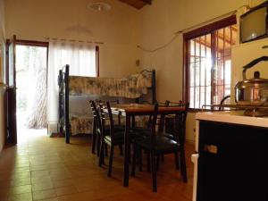乌斯帕亚塔卡瓦尼亚斯廊奎兰开山林小屋的一间厨房,里面配有桌椅