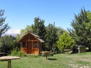乌斯帕亚塔卡瓦尼亚斯廊奎兰开山林小屋的树木林立的小型木屋