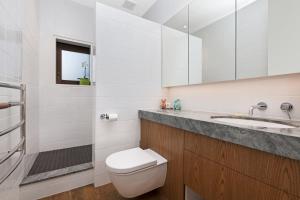 阿卡罗阿Newton Heights的白色的浴室设有卫生间和水槽。