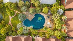 彭世洛塔曼度假酒店的享有度假村游泳池的顶部景致