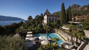 卡尼洛瑞维拉Park Hotel Italia的享有带游泳池的度假村的空中景致