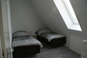 霍勒姆Antares-Ameland的小型客房 - 带2张床和窗户