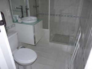 瓦尔邦讷Les Chênes Verts的白色的浴室设有卫生间和淋浴。