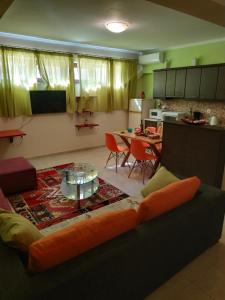 扎金索斯镇Modern Basement Apartment Gio Ii的客厅配有沙发和桌子