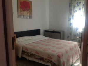赫罗纳阿罕布拉旅馆的一间卧室配有一张带红白毯子的床