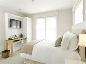 伦敦华克斯昂酒店的白色卧室配有床和书桌