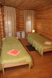 基辅格林斯达酒店的小木屋内一间卧室,配有两张床