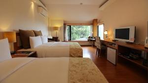 Chongde走过虹桥民宿的酒店客房配有一张床和一张书桌及一台电视