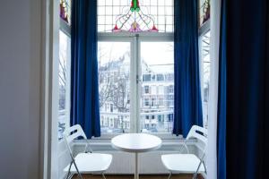 阿姆斯特丹提图斯城市中心酒店的窗户客房内的桌椅