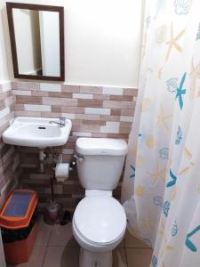 塔比拉兰JMC Residence的一间带卫生间和水槽的浴室