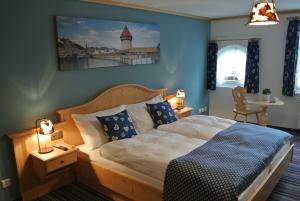 盖尔绍盖尔绍图比利酒店的一间卧室配有一张带蓝色墙壁的大床