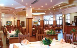 乌日策兹拉蒂波斯卡诺克酒店的餐厅内带桌椅的用餐室