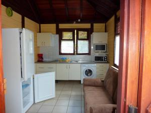 德赛résidence la pointe marine的一间带沙发和微波炉的小厨房