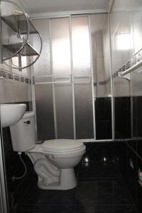 瓦拉斯Hostal Florencia的浴室配有白色卫生间和盥洗盆。