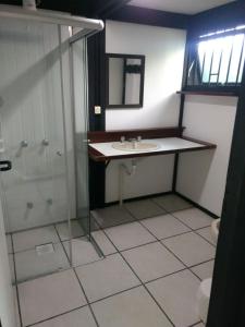 乌巴图巴Pousada Morada Das Toninhas的一间带水槽和淋浴的浴室