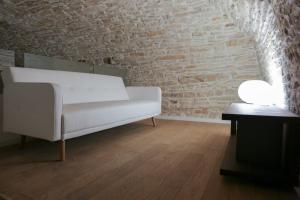 鲁沃迪普利亚La Puglia di Claudia的砖墙房间内的白色沙发
