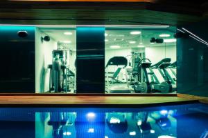伊斯坦布尔伊斯坦布尔拉萨格拉达酒店的健身房设有玻璃窗户和跑步机