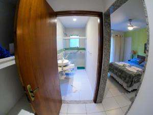 萨夸雷马Pousada das Garças的一间位于客房内的带镜子和水槽的浴室