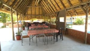 GrootfonteinPondoki Rest Camp的凉亭内带桌椅的庭院