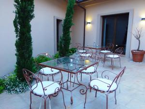 阿尔卡尼斯维拉蒙特酒店的庭院里的一组桌椅