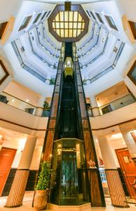 孟买滕伽乐园酒店的建筑中一个有天花板的自动扶梯