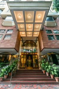 孟买滕伽乐园酒店的前面有楼梯和植物的建筑