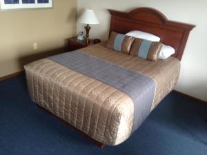 AlgomaScenic Shore Inn的一间位于酒店客房内的带大床的卧室