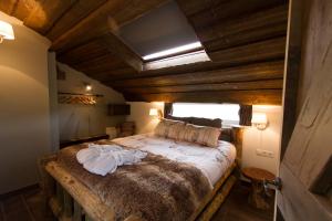 AfferdenLogies Angelbeeck的一间带一张大床的卧室,位于一个拥有木制天花板的房间