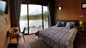 柏森邦法特宁静度假屋的一间卧室设有一张大床和一个大窗户