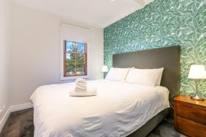 凯阿玛贝尔维尤公寓的卧室配有白色床和绿色墙