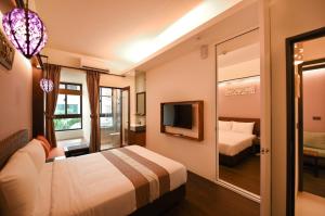 安平区沐府海旅的酒店客房,配有床和电视