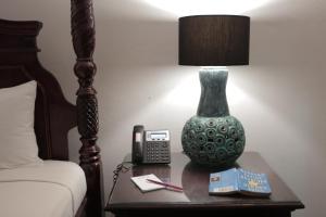 蒙特哥贝阿尔塔蒙特西酒店的床头的台灯和电话