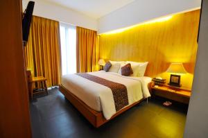 塞米亚克巴厘岛水明漾平酒店的一间设有大床和窗户的酒店客房