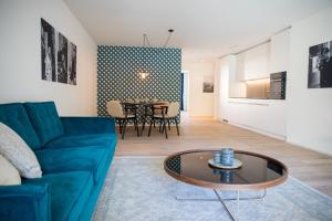 楚格Gubelhof Suites的客厅配有蓝色的沙发和桌子