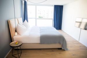 楚格Gubelhof Suites的卧室配有白色的床和窗户。