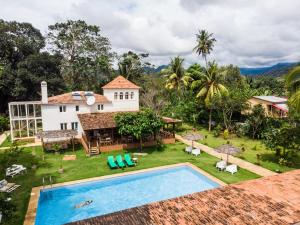 圣多美Roça Santo António Ecolodge的享有带游泳池的别墅的空中景致